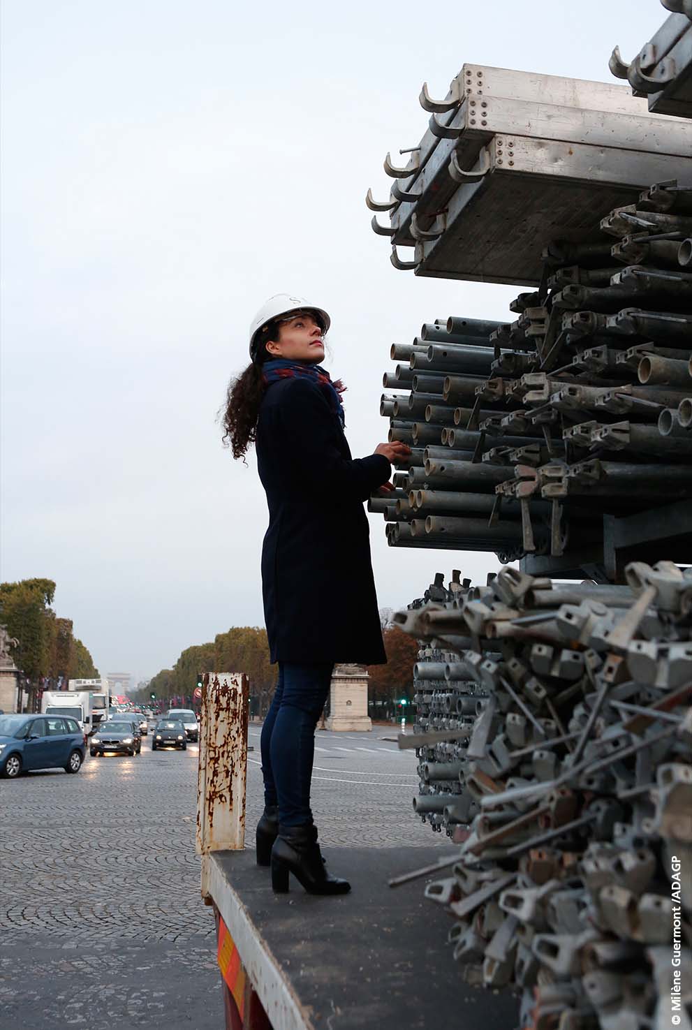 Milène Guermont en train de vérifier l'échafaudage pour PHARES en bas des Champs Elysées, photographie par Olivier Thomas