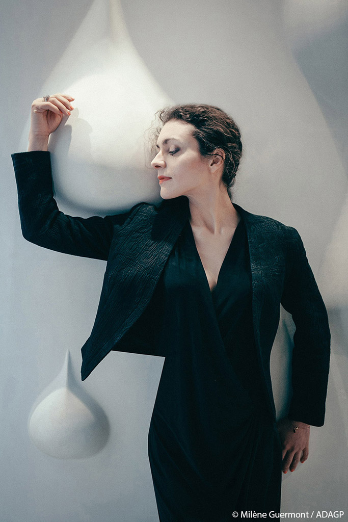 Milène Guermont, photographiée par Sokorina Lena, devant son oeuvre en Béton Polysensoriel MINI AGUA au Pavillon France de l'Exposition Internationale